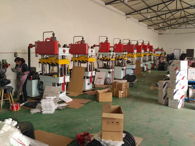 四柱油壓機(jī)